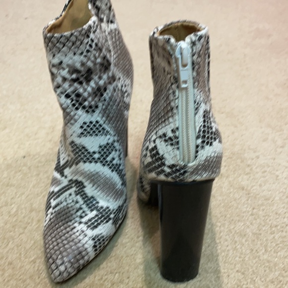 qupid snakeskin booties - Picture 2 of 5